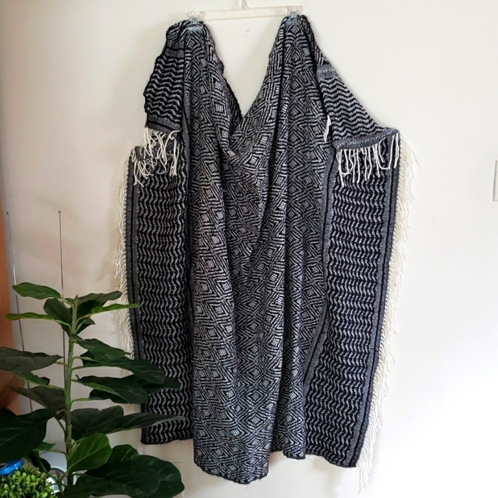 DSW Chevron diamond print fringe trim blanket scarf. Black white, winter scarf